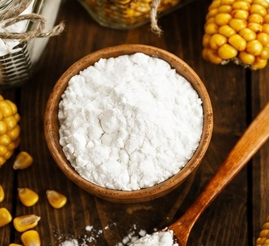 Tepung maizena dalam mangkuk dengan jagung