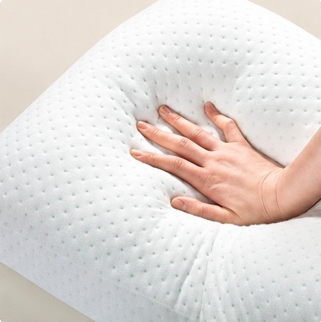 Tangan menyentuh permukaan cover bantal katun yang bertekstur